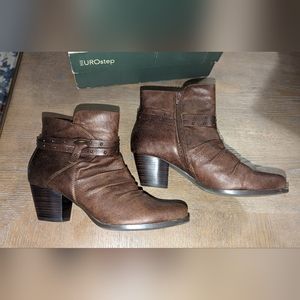 Bare Traps Rainly booties size 10